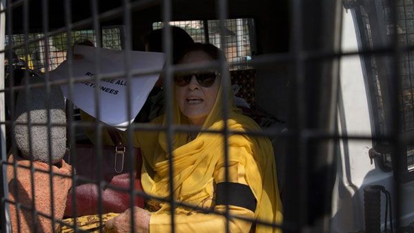 కాశ్మీర్ లో రాజుకున్న రాజకీయ రచ్చ: మాజీ సీఎం కుమార్తె, చెల్లెలు నిర్బంధం