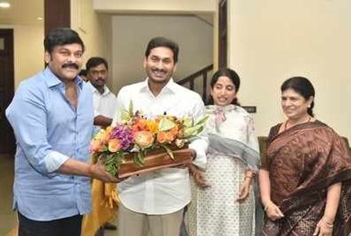 ‘సైరా’ను కలవడం సంతోషమంటూ వైఎస్ జగన్: అభిమానులు ఫుల్ హ్యాపీ