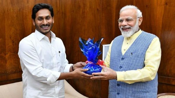 జగన్ నయా రాజకీయం: ప్రభుత్వ స్కీములకు మోడీ పేరు,టార్గెట్ చంద్రబాబు పవన్