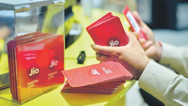 జియో జంఝాటం: బేసిక్ ప్లాన్‌తో పాటు ఈ టాప్‌అప్ తప్పనిసరి