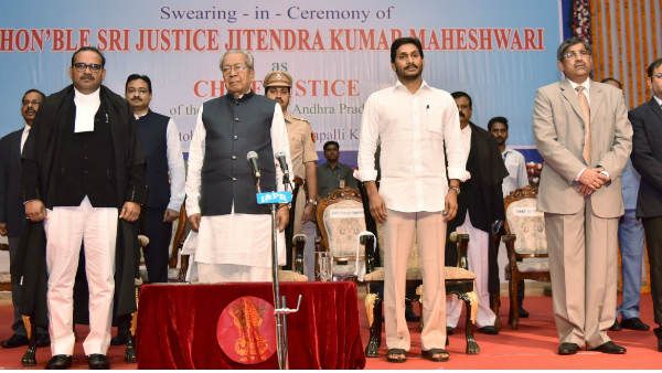 ప్రధాన న్యాయమూర్తి రెండో సారి ప్రమాణ స్వీకారం: మొదటి సారి పొరపాటుగా..ఇలా..!