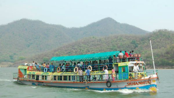 కచ్చులూరులో తలలేని మొండెం... బోటు వెలికితీతకు కొనసాగుతున్న యత్నాలు