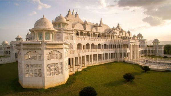 ఎల్ఐసీ ఏజెంట్-‘కల్కి భగవాన్’: లెక్కలేని ఆస్తులు రూ.500 కోట్లు, గుట్టలుగా నగదు, ఆభరణాలు, ఏం జరిగింది