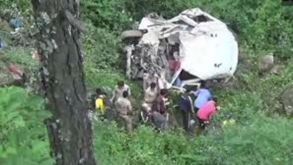 కారు, టూ వీలర్లపై విరిగిపడ్డ కొండచరియలు.. 8 మంది మృతి, పలువురికి గాయాలు