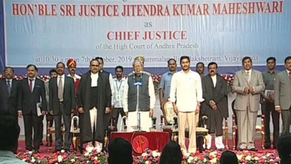 ఏపీ హైకోర్టు తొలి ప్రధాన న్యాయమూర్తిగా: జస్టిస్‌ మహేశ్వరి ప్రమాణస్వీకారం...!