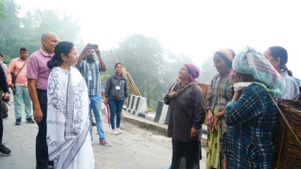 కాషాయ ఘాటు: జనంలో ఫైర్ బ్రాండ్: బీజేపీ కంచుకోటలో మార్నింగ్ వాక్