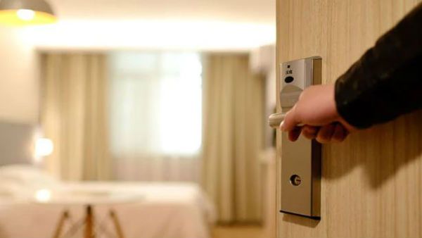 రూల్స్ సడలింపు: ఆదేశంలో ఒకే గదిలో పురుషులు స్త్రీలు ఉండొచ్చు..కానీ అది కుదరదు