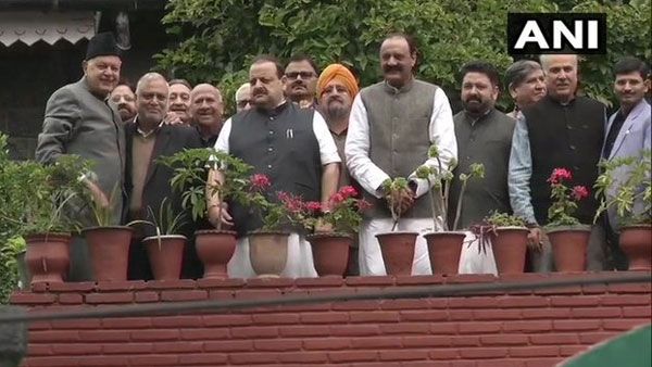 గృహ నిర్బంధంలోనూ ఆంక్షలు సడలింపు: పార్టీ నేతలతో మాజీ ముఖ్యమంత్రులు భేటీ: రాజకీయాల్లేవట