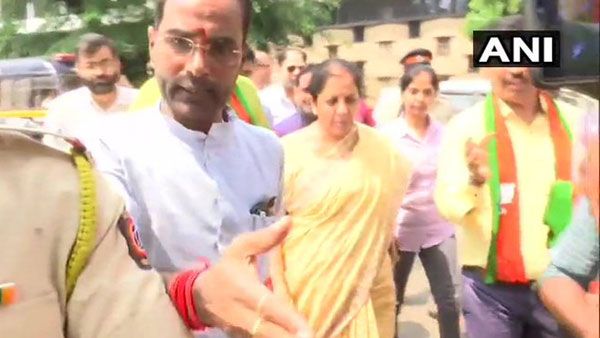 నిర్మలా సీతారామన్ కు బ్యాంకు ఖాతాదారుల నిరసన సెగ: ఆర్బీఐ గవర్నర్ తో మాట్లాడతానంటూ హామీ