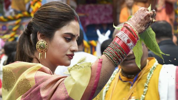 దుర్గా పూజలో నుస్రత్ జహాన్: పేరు మార్చుకోమంటూ మత పెద్దల ఆగ్రహం