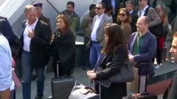 దేశీయులకు నో, విదేశీయులకు ఓకే.. కశ్మీర్‌లో పర్యటిస్తున్న ఈయూ ఎంపీలు