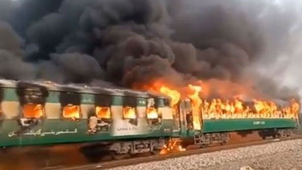 పాకిస్థాన్ లోని తేజ్గమ్ రైలులో అగ్నిప్రమాదం, 65 మంది ప్రయాణికులు సజీవదహనం!