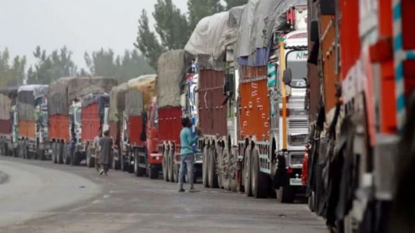 కశ్మీర్‌లో రెచ్చిపోయిన ఉగ్రవాదులు, ట్రక్కులకు నిప్పు, ఇద్దరు వ్యాపారుల మృతి