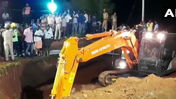 తమిళనాడులో విషాదం: బోరుబావిలో రెండేళ్ల చిన్నారి.. కొనసాగుతున్న సహాయకచర్యలు