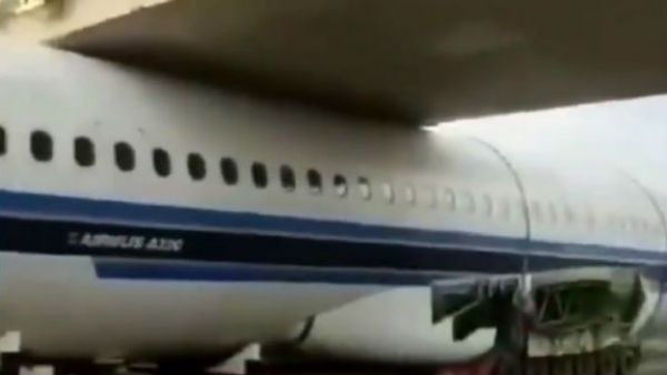 వెరైటీ సీన్ : గాల్లో ఎగరాల్సిన విమానం.. బ్రిడ్జి కింద ఇరుక్కుపోయి..! (VIDEO)