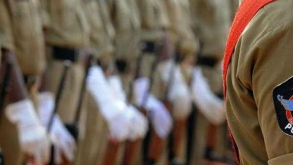 మేలా? ఫిమేలా?: లింగ నిర్ధారణ కోసం హిజ్రాపై వేధింపులు..పోలీసుల బరితెగింపు