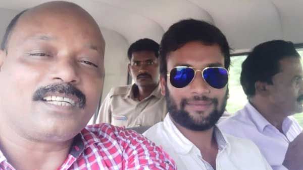 నేరస్థునితో ఇన్‌స్పెక్టర్ సెల్ఫీ...! ఫలితం అనుభవించాడు