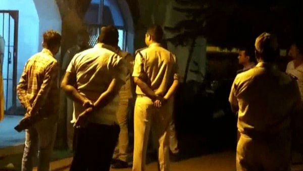 పోలీస్ స్టేషన్‌లో మర్డర్.. కన్నకొడుకును తుపాకీతో కాల్చిన తండ్రి..!