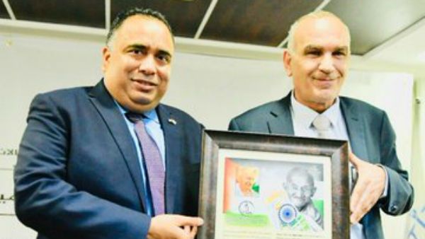 మహాత్ముడిపై పోస్టల్ స్టాంపులు విడుదల: మూడు దేశాల్లో ఒకేసారి