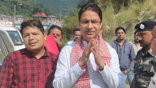 బీజేపీ ఎంపీపై కత్తులతో దాడి...!