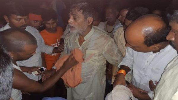 వరద నీటిలో పల్టీ కొట్టిన బోటు.. అందులో ఎంపీ: తృటిలో తప్పిన ప్రమాదం