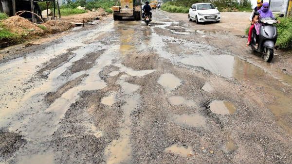 నగరపాలక సంస్థపై కేసు.. గుంతలమయమైన రోడ్లు.. పట్టించుకున్న నాథుడు లేడు.. మొద్దు నిద్రలో యంత్రాంగం..!