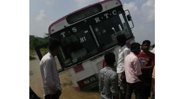 ఆర్టీసీ తాత్కాలిక డ్రైవర్ ఎఫెక్ట్.. అదుపుతప్పి వాగులోకి బస్సు