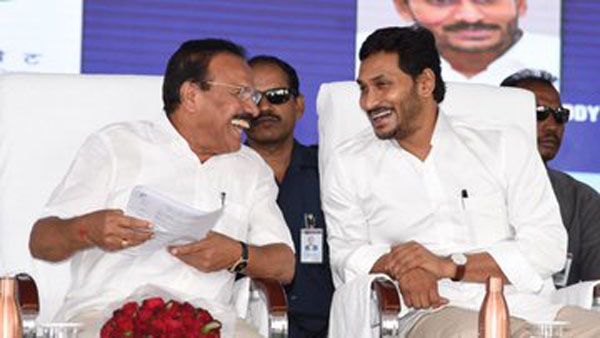 కన్నడంలో అనర్గళంగా వైసీపీ ఎంపీ: ప్రశంసించిన సదానంద గౌడ: ముఖ్యమంత్రి, కేంద్రమంత్రి సమక్షంలో