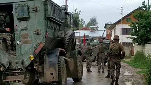 జమ్మూకశ్మీర్‌లో రెచ్చిపోయిన మిలిటెంట్లు: గ్రెనేడ్లతో దాడి..15మందికి తీవ్రగాయాలు