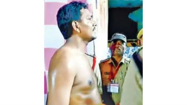 పోలీస్ అధికారి అర్ధనగ్న ప్రదర్శన.. విజయవాడలో అలజడి..!