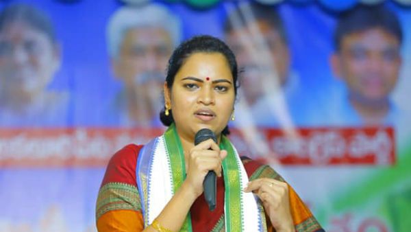 సొంత పార్టీ నేతలతో వైసీపీ ఎమ్మెల్యే యుద్ధం .. వారి అంతు చూస్తా అంటున్న ఎమ్మెల్యే రజని