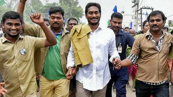 హామీ ఇచ్చిన చోటే.. అమలు: వాహనమిత్ర పథకానికి శ్రీకారం..ఖాకీ చొక్కాతో!