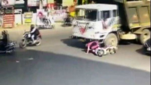 మరో ఘోరం: స్కూటీపైకి దూసుకెళ్లిన టిప్పర్: తలపైనుంచి వెళ్లడంతో మహిళ మృతి
