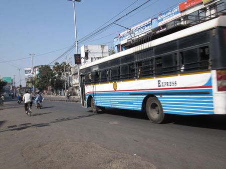 ఆర్టీసీ అసిస్టెంట్ మేనేజర్ ను బస్టాండ్ లోనే చితకబాదిన ఆర్టీసీ డ్రైవర్ .. ఎందుకంటే
