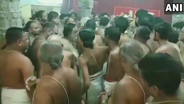 ఆలయంలో బాహాబాహికి దిగిన అర్చకులు: పోలీసుల జోక్యం తరువాతే..!