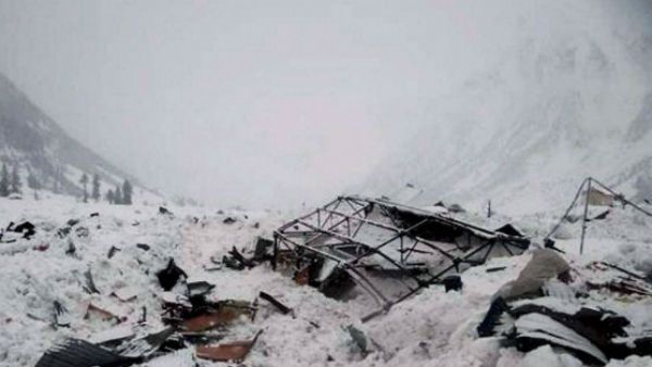 మంచుగడ్డలు కూలిపడటంతో నలుగురు జవాన్లు ఇద్దరు పౌరులు మృతి