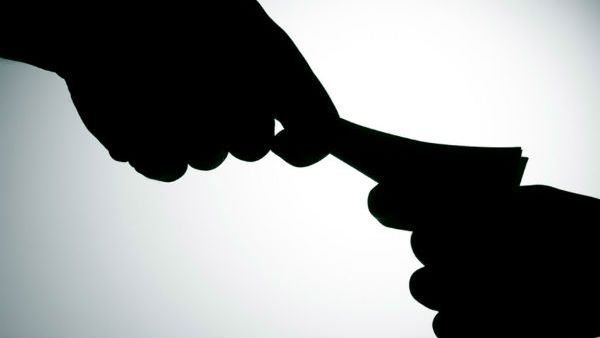 విజయారెడ్డి సజీవదహనం ఘటన మరువకముందే .. గూడూరు తహసీల్దార్ లంచావతారం