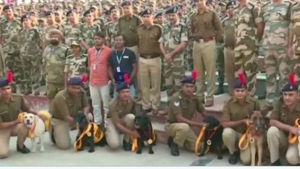 కుక్కలుగా పుట్టినా సైనికులుగా గర్వంగా .. జాగిలాలకు మెడల్స్ ఇచ్చి వీడ్కోలు పలికిన సీఐఎస్‌ఎఫ్‌
