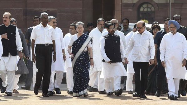 గాంధీ కుటుంబానికి ఎస్పీజీ భద్రత తొలగించడం ప్రజాస్వామ్యంపై దాడి చేయడమే: గెహ్లాట్, అమరిందర్ సింగ్