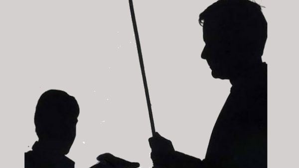 వామ్మో.. నవ్వడం కూడా తప్పేనా.. క్లాస్‌ రూంలో నవ్వాడని చేతులకు పనిచెప్పిన టీచర్...