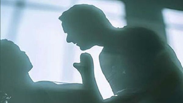 professor misbehave student:భార్య ఇంట్లో లేదు, విద్యార్థినికి వార్డెన్ ఫోన్.. బర్త్ డే అని...