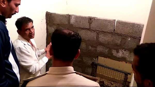 మంచం, టీవీ స్టాండ్ వెనుక సీక్రెట్ రూమ్స్: హైటెక్ వ్యభిచారం, ఎస్కేప్ బాబు ప్లాన్స్, చివరికి!