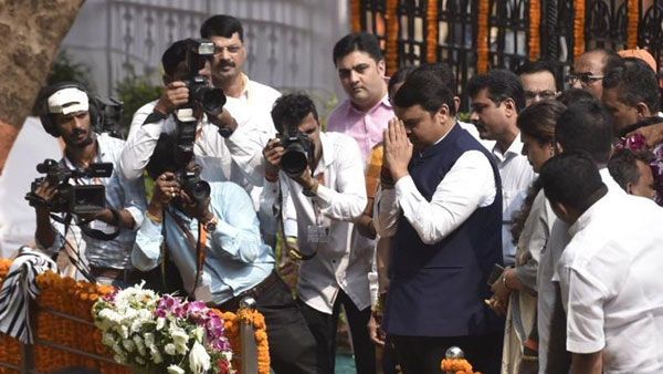 బాల్‌థాకరేకు ఫడ్నవీస్ నివాళి: స్పూర్తి ప్రదాత అని పొడగ్తలు, పొత్తు పొడవకున్నా..