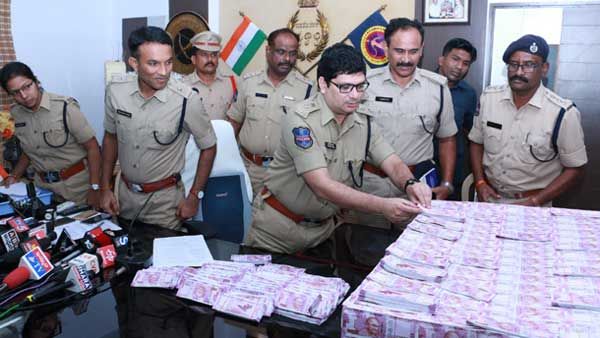 అద్దె ఇళ్లు అడ్డాగా.. దొంగ నోట్ల దందా.. 7 కోట్ల మేర ఫేక్ కరెన్సీ..!