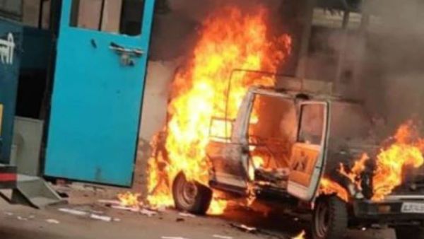 పోలీసులు, లాయర్లు డిష్యూం, డిష్యూం.. కాల్పులు, పోలీసు జీపుకు నిప్పు...