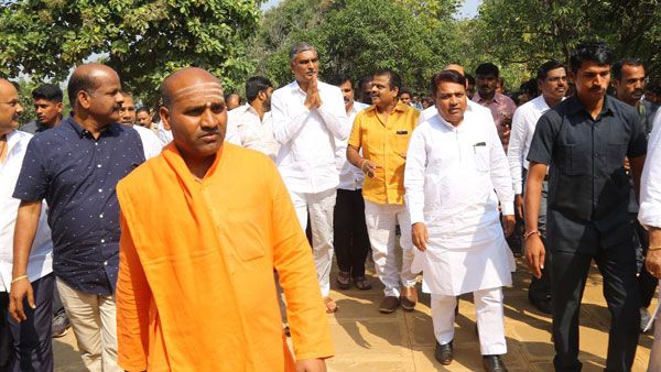 బసవేశ్వరుడి సేవలో తెలంగాణ మంత్రి హరీష్ రావు