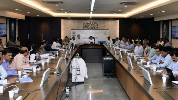 ఇసుక అక్రమంగా అమ్మితే కఠిన శిక్ష: ఇంగ్లీషు మీడియంపైన ముందుకే: ఏపీ కేబినెట్ నిర్ణయాలు..!