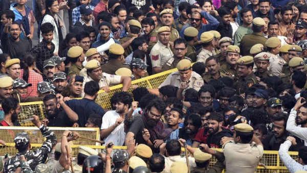 ఇక తరగతులకు జేఎన్‌యూ విద్యార్థులు: ఫీజు పెంపుపై వెనక్కి తగ్గిన కేంద్రం, పేద విద్యార్థులకు సహకారం