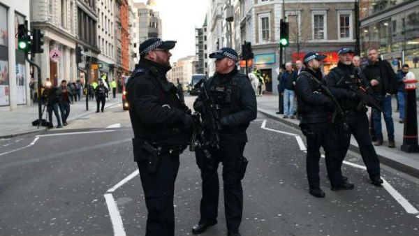 లండన్ బ్రిడ్జిపై కలకలం, కత్తితో రెచ్చిపోయిన దుండగుడు, ఒకరి మృతి, పలువురికి గాయాలు..(వీడియో)