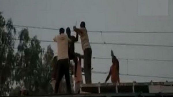 వీడియో వైరల్: రైల్వే కరెంట్ తీగలపై వ్యక్తి సర్కస్ ఫీట్లు..సిబ్బంది ఎలా కాపాడారో చూడండి